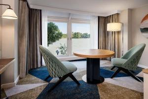 Hilton Vienna Waterfront的休息区