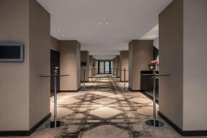 维也纳Hilton Vienna Waterfront的建筑的走廊,铺有瓷砖地板