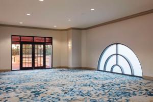 DoubleTree by Hilton Hotel Orlando at SeaWorld客房内的一张或多张床位
