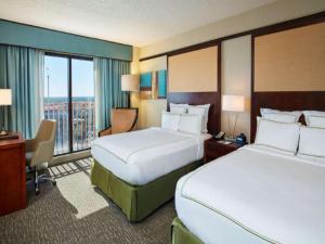 DoubleTree by Hilton Hotel Orlando at SeaWorld客房内的一张或多张床位