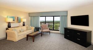 DoubleTree by Hilton Hotel Orlando at SeaWorld的电视和/或娱乐中心