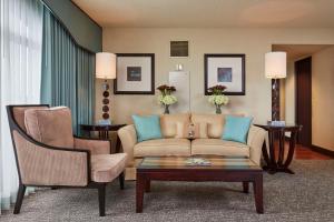 DoubleTree by Hilton Hotel Orlando at SeaWorld的休息区