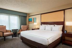 DoubleTree by Hilton Hotel Orlando at SeaWorld客房内的一张或多张床位