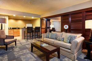 DoubleTree by Hilton Hotel Orlando at SeaWorld的休息区