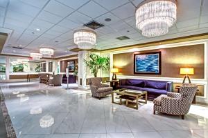 Posezení v ubytování DoubleTree by Hilton Grand Hotel Biscayne Bay