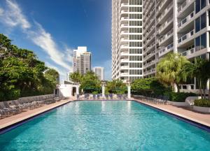 Bazén v ubytování DoubleTree by Hilton Grand Hotel Biscayne Bay nebo v jeho okolí