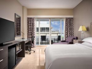 TV a/nebo společenská místnost v ubytování DoubleTree by Hilton Grand Hotel Biscayne Bay