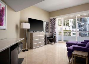TV a/nebo společenská místnost v ubytování DoubleTree by Hilton Grand Hotel Biscayne Bay