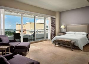 Postel nebo postele na pokoji v ubytování DoubleTree by Hilton Grand Hotel Biscayne Bay
