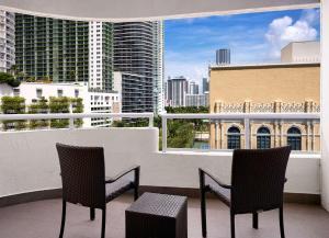Balkón nebo terasa v ubytování DoubleTree by Hilton Grand Hotel Biscayne Bay