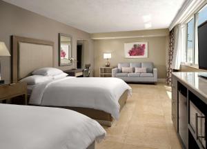 Postel nebo postele na pokoji v ubytování DoubleTree by Hilton Grand Hotel Biscayne Bay