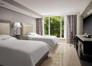 Postel nebo postele na pokoji v ubytování DoubleTree by Hilton Grand Hotel Biscayne Bay