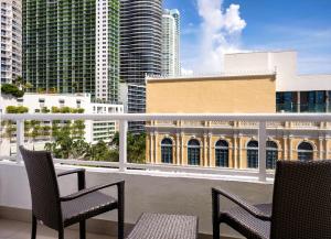 Balkón nebo terasa v ubytování DoubleTree by Hilton Grand Hotel Biscayne Bay