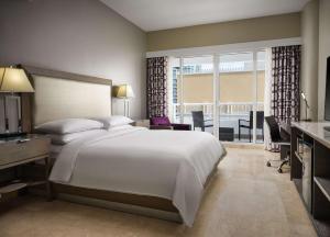 Postel nebo postele na pokoji v ubytování DoubleTree by Hilton Grand Hotel Biscayne Bay