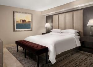 Postel nebo postele na pokoji v ubytování DoubleTree by Hilton Grand Hotel Biscayne Bay