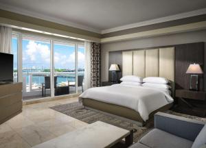 Postel nebo postele na pokoji v ubytování DoubleTree by Hilton Grand Hotel Biscayne Bay