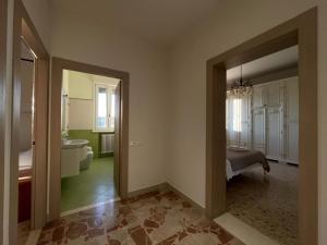 Una habitación con baño con bañera y un dormitorio. en A Casa Di Mima, en Civitanova Marche
