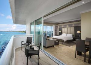 Postel nebo postele na pokoji v ubytování DoubleTree by Hilton Grand Hotel Biscayne Bay