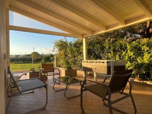 un patio con sillas, una mesa y un piano en A Casa Di Mima, en Civitanova Marche