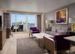 Posezení v ubytování DoubleTree by Hilton Grand Hotel Biscayne Bay