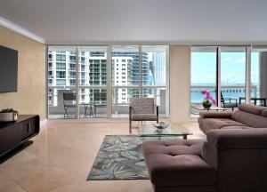 Posezení v ubytování DoubleTree by Hilton Grand Hotel Biscayne Bay