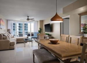 Posezení v ubytování DoubleTree by Hilton Grand Hotel Biscayne Bay