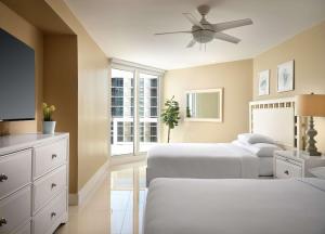 Postel nebo postele na pokoji v ubytování DoubleTree by Hilton Grand Hotel Biscayne Bay