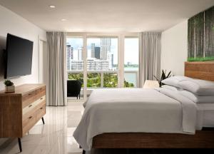 Postel nebo postele na pokoji v ubytování DoubleTree by Hilton Grand Hotel Biscayne Bay