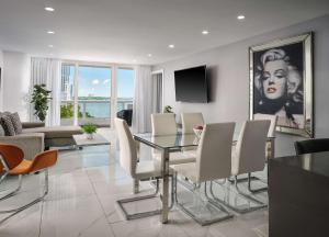 TV a/nebo společenská místnost v ubytování DoubleTree by Hilton Grand Hotel Biscayne Bay