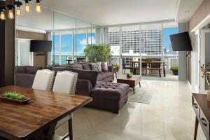 Posezení v ubytování DoubleTree by Hilton Grand Hotel Biscayne Bay