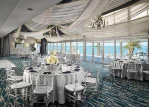 Restaurace v ubytování DoubleTree by Hilton Grand Hotel Biscayne Bay