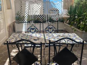 a wrought iron table with a pattern on it at Oikos Noemi in Palinuro