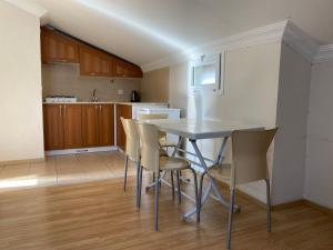Kuchyň nebo kuchyňský kout v ubytování Cam Hotel