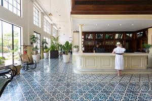 Členové personálu v ubytování American Trade Hotel + 37 fotografií