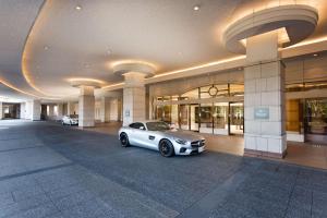 东京东京台场希尔顿酒店的停在建筑物中间的汽车