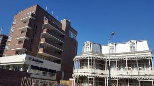 - un grand bâtiment avec un balcon en face dans l'établissement Hotel Andante aan Zee, à Scheveningen