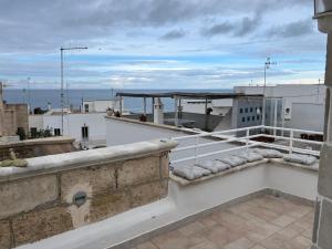 einen Balkon mit Meerblick auf einem Gebäude in der Unterkunft Dimore N&N in Polignano a Mare