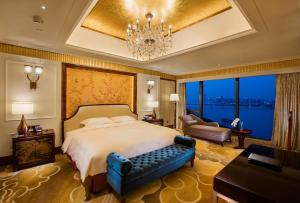 Letto o letti in una camera di Hilton Wuhan Yangtze Riverside