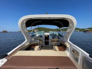 Naturlandskabet i nærheden af båden