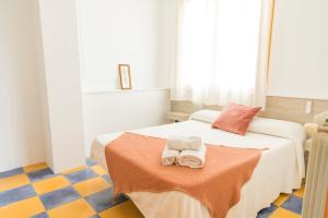 una camera da letto con un letto e asciugamani su un tavolo di Casa Poniente - Casa Rural Los Cuatro Vientos a Moratalla Altre 17 foto