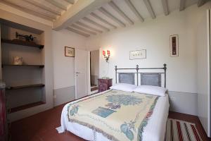 A bed or beds in a room at Casa dell'Ermanna