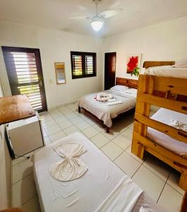 Habitación con 2 camas y 1 litera en Jeri Kite Surf Pousada, en Jericoacoara 15 fotos más