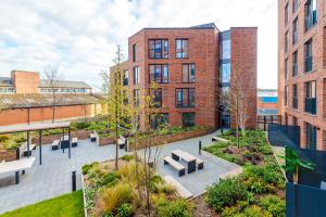 リーズにあるStylish 1BR Apartment in Leeds City Centreの中庭