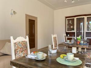 sala de estar con mesa de madera y comedor en A Casa Di Mima, en Civitanova Marche 11 fotos más