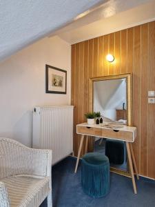 a room with a desk and a mirror at Waldquelle Vital Ferienwohnung in Eberbach