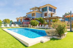 a villa with a swimming pool in front of a house at Casa Levante - Casa Rural Los Cuatro Vientos in Moratalla