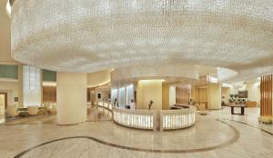 a large lobby with a large chandelier in a building at Hilton Hotel & Convention Jabal Omar Makkah in Mecca +134 photos