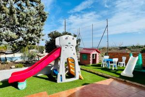 un parco giochi con scivolo in un cortile di Atico Solano CR Los Cuatro Vientos a Moratalla