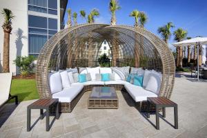 Embassy Suites St Augustine Beach Oceanfront Resort的休息区