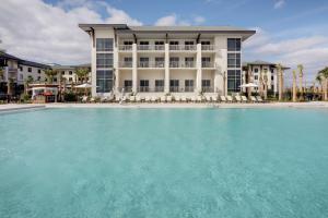 Embassy Suites St Augustine Beach Oceanfront Resort内部或周边的泳池